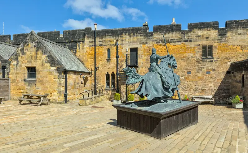 Alnwick Castle: Alnwick (Northumberland, England, UK) - Alnwick Castle - Small courtyard near tte entrance, with the equestrian statue of Harry Hotspur Percy