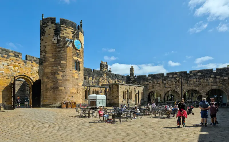 Alnwick Castle: Alnwick (Northumberland, England, UK) - Alnwick Castle - Courtyard near the entrance, now hosting the café and gift shop