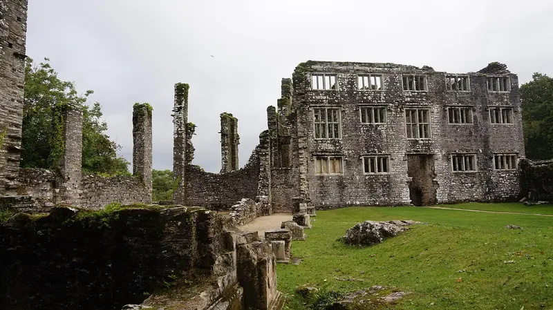 Berry Pomeroy Castle: heutiger Befund des elisabethanischen Traktes (rechts im Bild) und des Nordflügels (links) von Westen gesehen