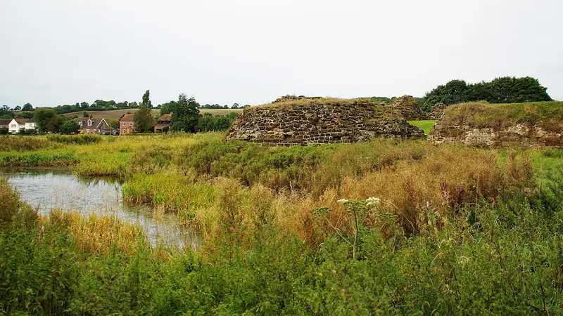 Bolingbroke Castle: Bolingbroke Castle Remains
