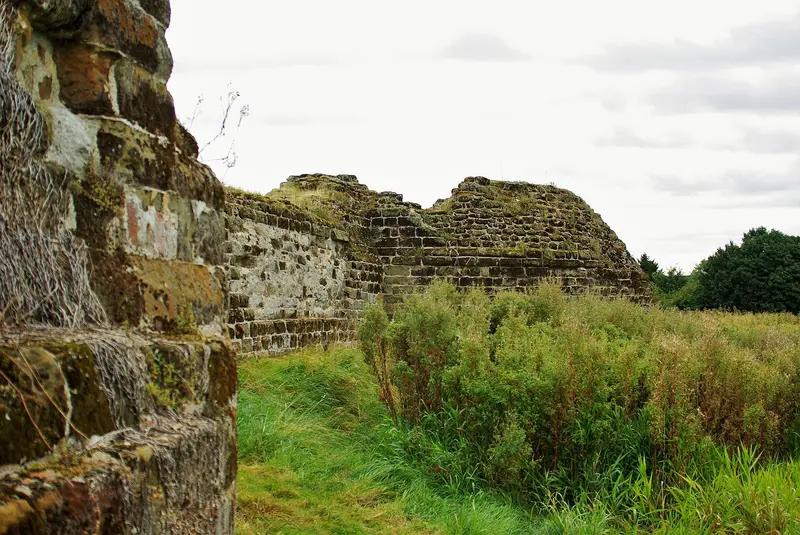Bolingbroke Castle: Bolingbroke Castle remains