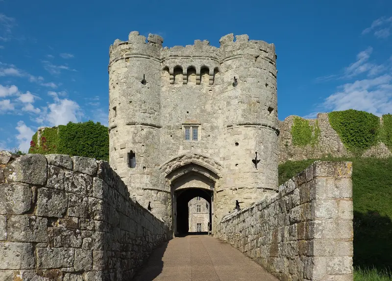 Carisbrooke Castle: Carisbrooke Castle gatehouse, Isle of Wight, looking in from the east. This tower, built in 1464, is a grade I listed building in England.