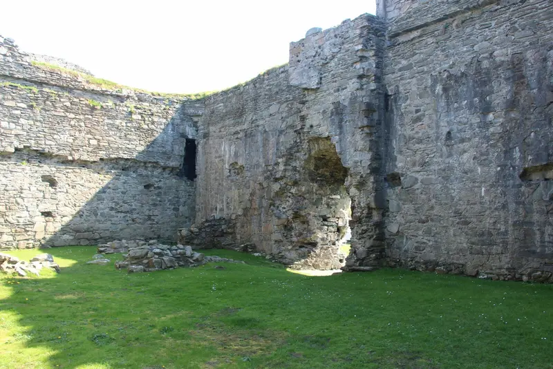 Castle Sween: Massive walls of Castle Sween