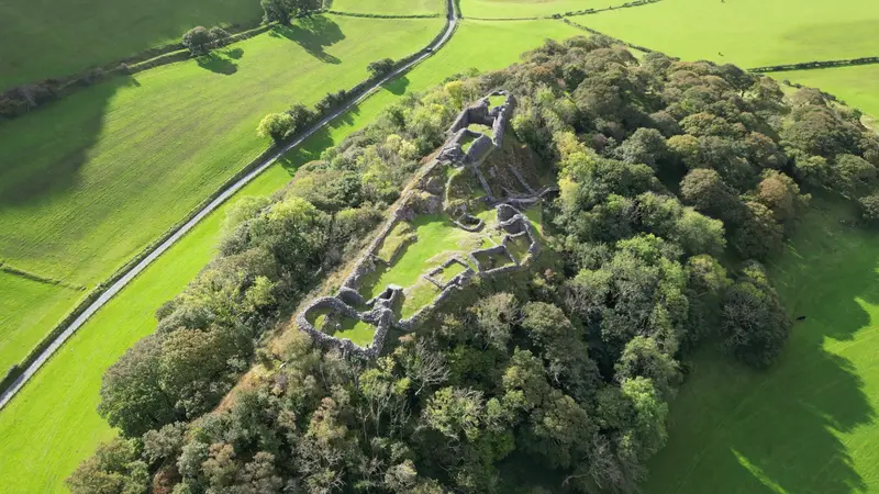 Castell y Bere: Castell y Bere, Dyffryn Dysyni, Gwynedd, Wales from the direction of Tywyn. Castell y Bere is a Welsh castle in south Gwynedd, Wales. It was one of the most importa