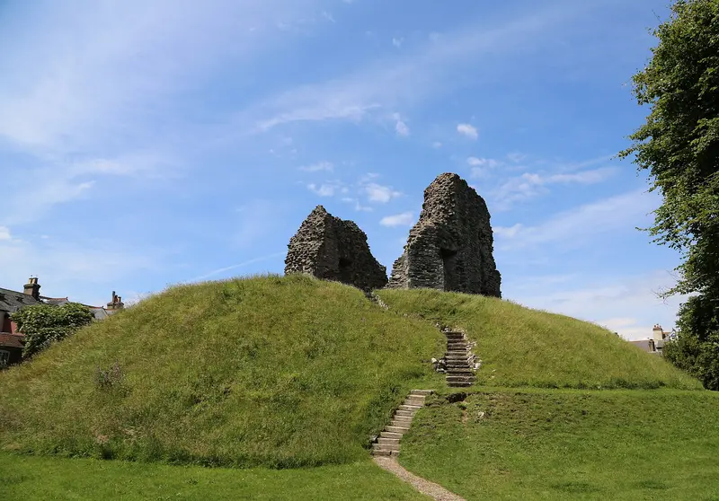 Christchurch Castle: Photo of the remains of the keep of Christchurch Castle and the mound on which it sits