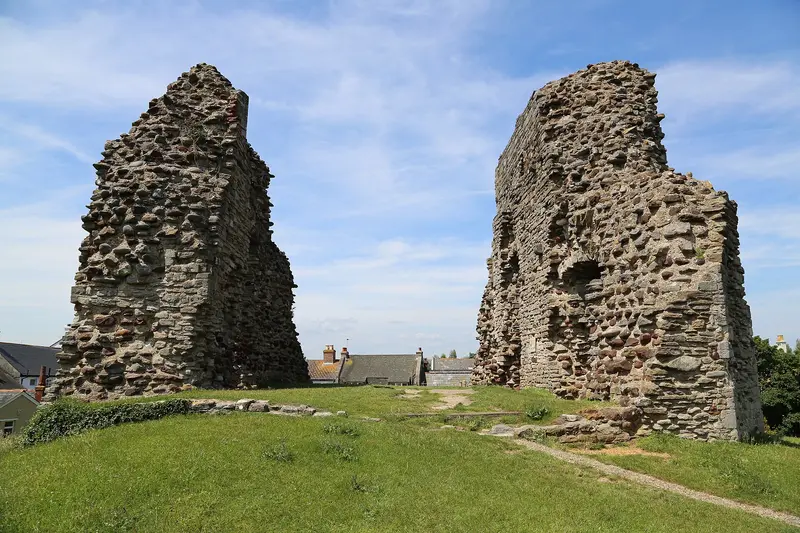 Christchurch Castle: Photo of the two remaining walls of the keep of Christchurch Castle