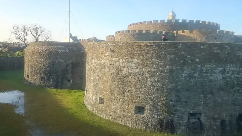 Deal Castle: Artillery castle at Deal .mw-parser-output .messagebox{margin:4px 0;width:auto;border-collapse:collapse;border:2px solid var(--border-color-progressive,#6485d1);backgr
