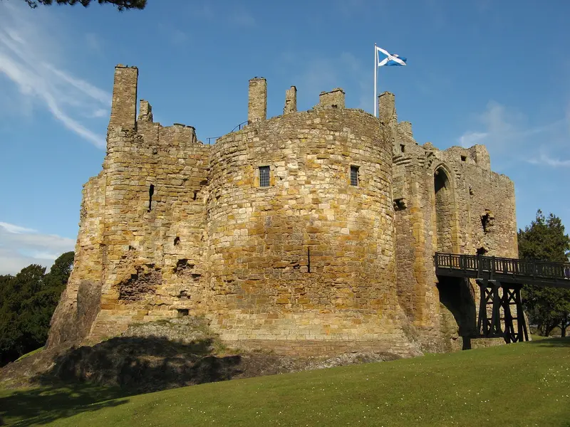 Dirleton Castle: Dirleton Castle, East Lothian, Scotland. South walls of the castle, with the 13th century donjon in the centre.