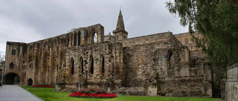 Dunfermline Palace (and Abbey): The imposing south wall and gatehouse of Dunfermline Palace. The Abbey can be seen in the background.