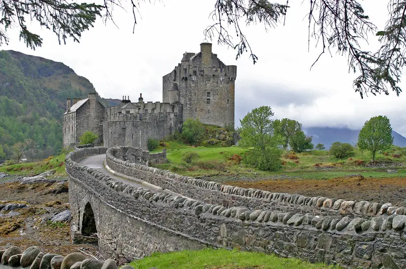 Eilean Donnan: Eilean Donan Castle, restored castle from the 13th century. The castle is located on a small tidal island on Loch Duich (Scottish Highland).