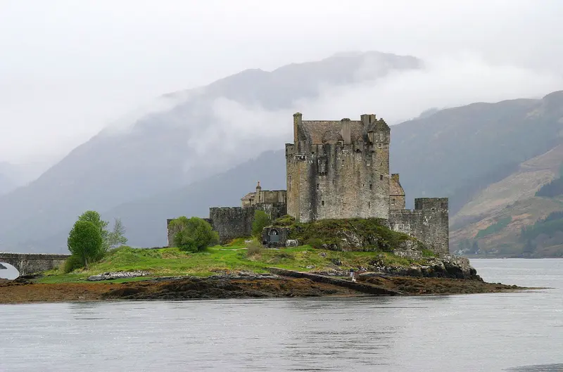 Eilean Donnan: Eilean Donan Castle on the shores of Loch Duich in Scotland. The castle is open during the summer for sightseeing.