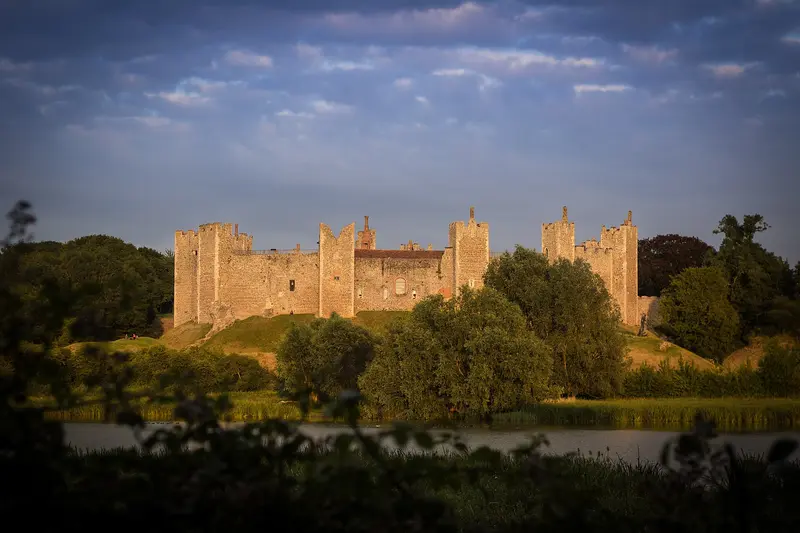 Framlingham Castle: Framlingham Castle .mw-parser-output .messagebox{margin:4px 0;width:auto;border-collapse:collapse;border:2px solid var(--border-color-progressive,#6485d1);backg