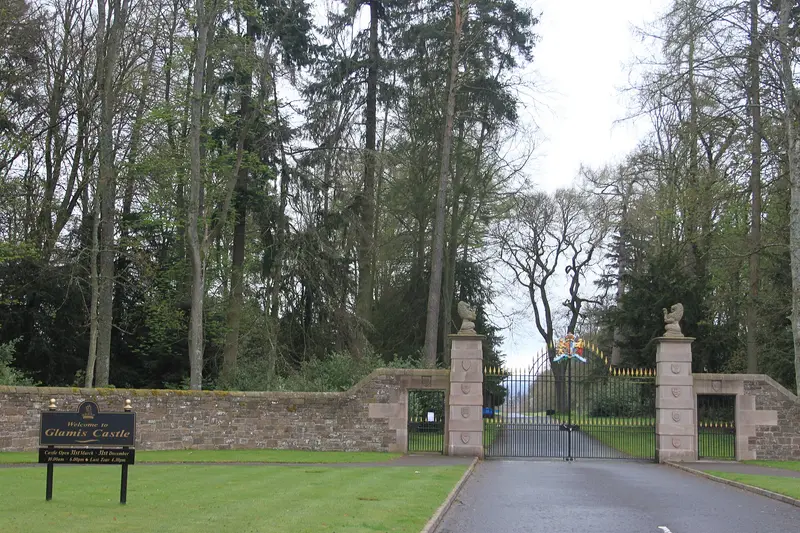 Glamis Castle: Entrance to Glamis Castle