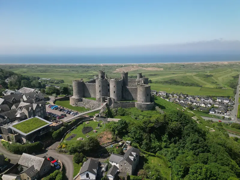 Harlech Castle: English: Harlech Castle is a Grade 1 listed medieval castle in Harlech, Gwynedd, Wales. It was built by Edward I, king of England, during his attempt to conquer Wal