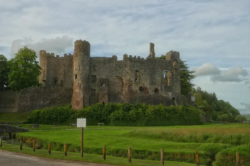 Laugharne Castle: This picture was uploaded via app "Wiki Loves Monuments United Kingdom" .