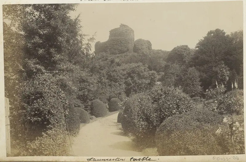 Launceston Castle: Identificatie Titel(s): Gezicht op de overwoekerde ruïne van Launceston (Cornwall) Objecttype: foto albumblad Objectnummer: RP-F-F01135-BQ Omschrijving: Onderdee