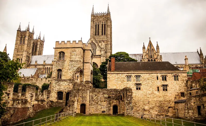 Lincoln Medieval Bishop's Palace: The Bishops Palace owned by English Heritage in the background is Lincoln Cathedral