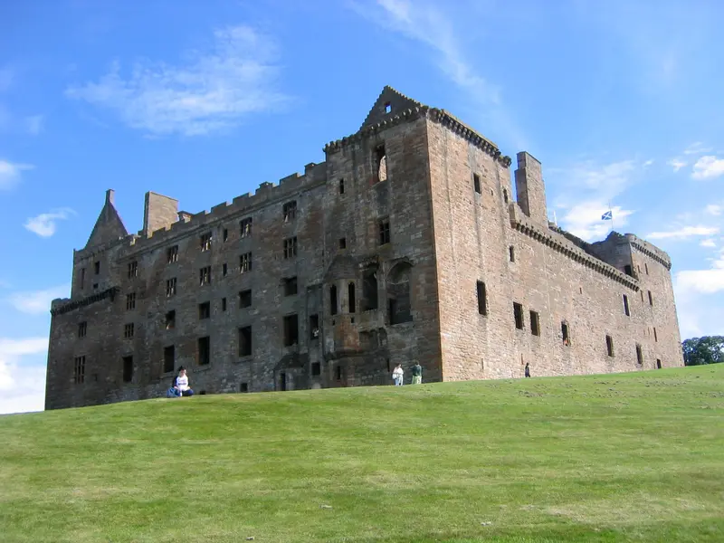 Linlithgow Palace, Peel & Park: Linlithgow Palace Looking south-east towards the Palace with the loch behind me.