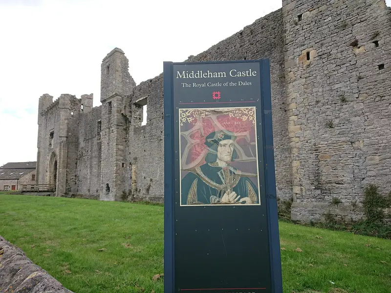 Middleham Castle: Middleham Castle .mw-parser-output .messagebox{margin:4px 0;width:auto;border-collapse:collapse;border:2px solid var(--border-color-progressive,#6485d1);backgroun