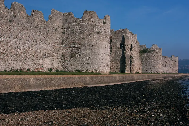 Portchester Castle: Portchester Castle .mw-parser-output .messagebox{margin:4px 0;width:auto;border-collapse:collapse;border:2px solid var(--border-color-progressive,#6485d1);backg