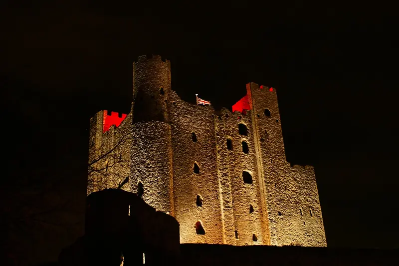 Rochester Castle: Castle Rochester at night.