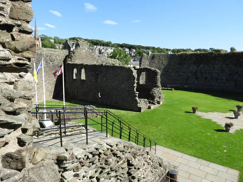 Rothesay Castle: Built by Walter, the 3rd High Steward of Scotland, in the early 1200s, as a defence against the Norwegians. The kings of Norway twice besieged and took Rothesay, i