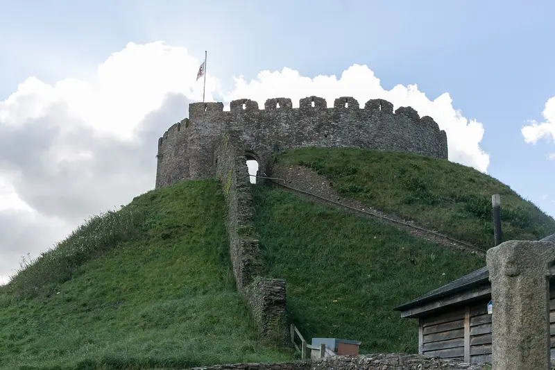 Totnes Castle: Totnes Castle .mw-parser-output .messagebox{margin:4px 0;width:auto;border-collapse:collapse;border:2px solid var(--border-color-progressive,#6485d1);background-colo
