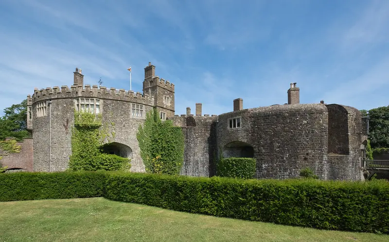 Walmer Castle: Walmer Castle , Kent. This castle, built by Henry VIII between 1539 and 1540, is a listed building in England