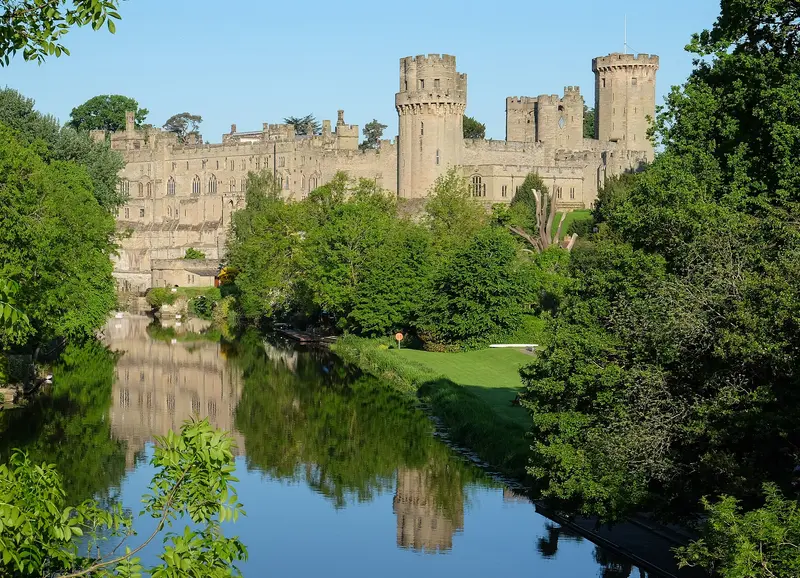 Warwick Castle: Warwick Castle from the bridge over the River Avon , Warwick , Warwickshire, UK.